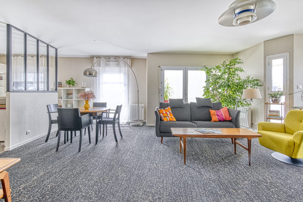 Séjour lumineux d’un appartement T3 avec 2 chambres à vendre à la Madeleine Angers – District Immobilier